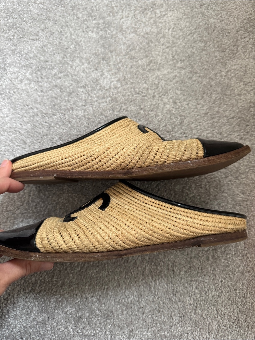 CHANEL authentic Natural Raffia and Black Patent Cap-Toe Mules, size 38 - Picture 8 of 9